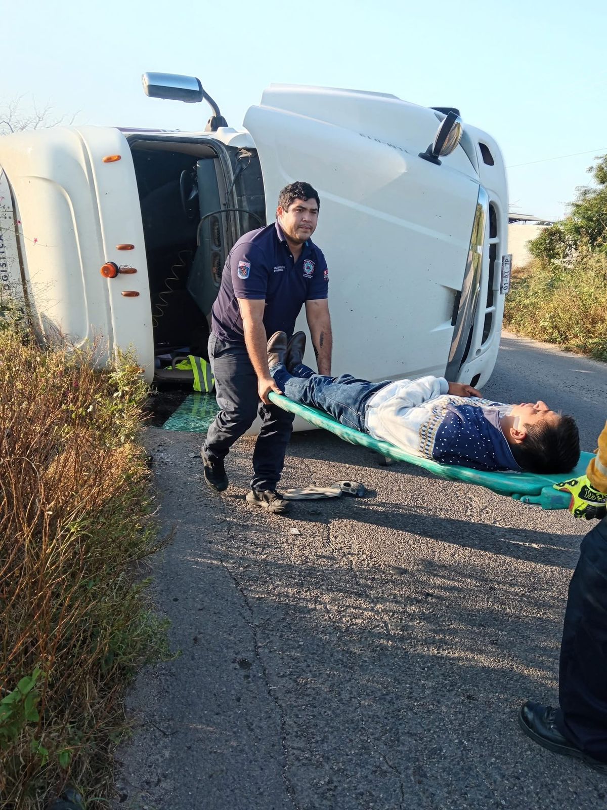 la volcadura solo dejo un herido por fortuna
