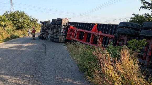 Vuelca tráiler en la carretera estatal rumbo a La Tuna, Mazatlán, Sinaloa; el conductor sobrevive tras quedar atrapado