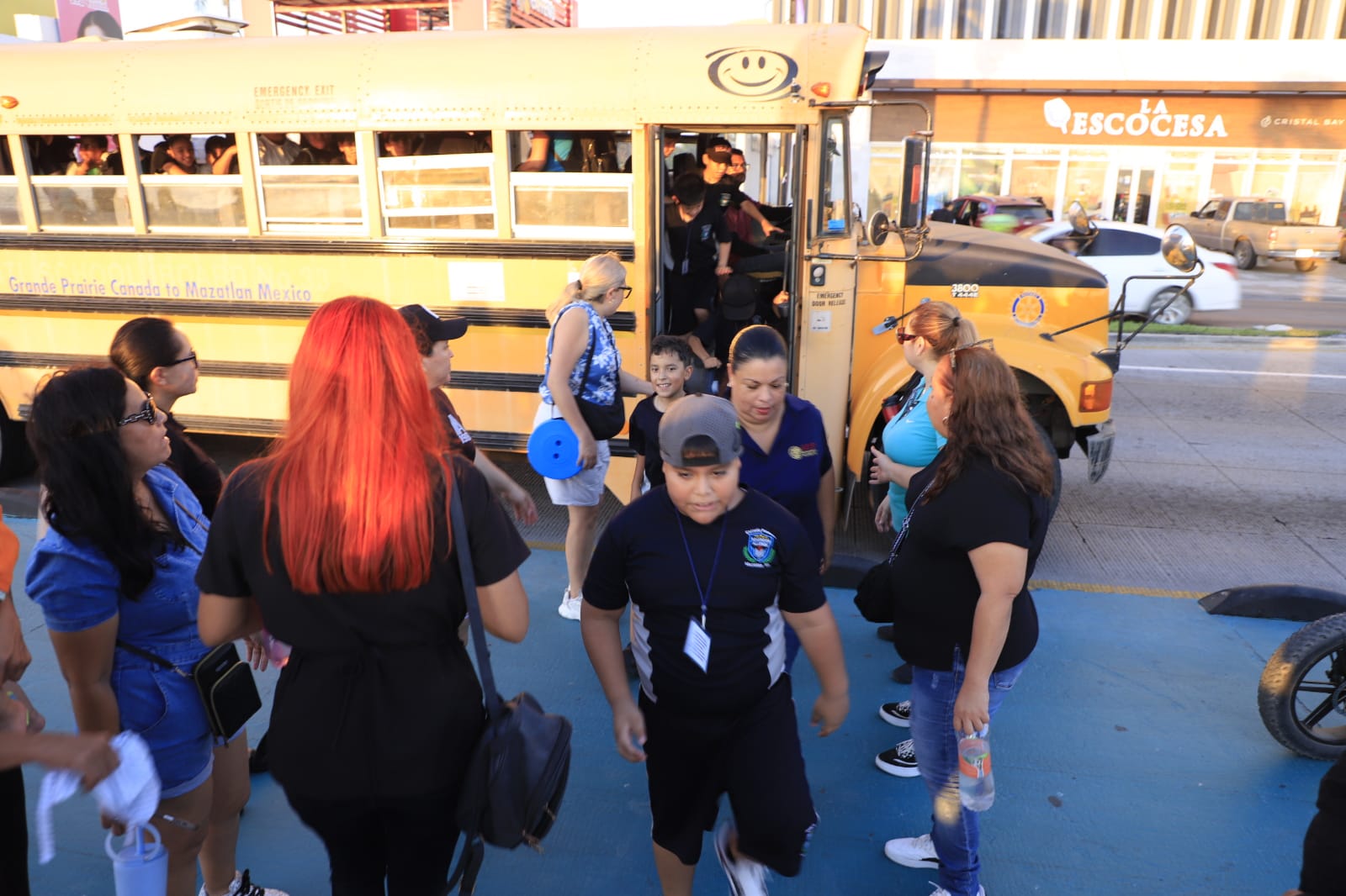 integrantes del Cabildo Infantil 2025 y estudiantes liberan tortugas en Mazatlán