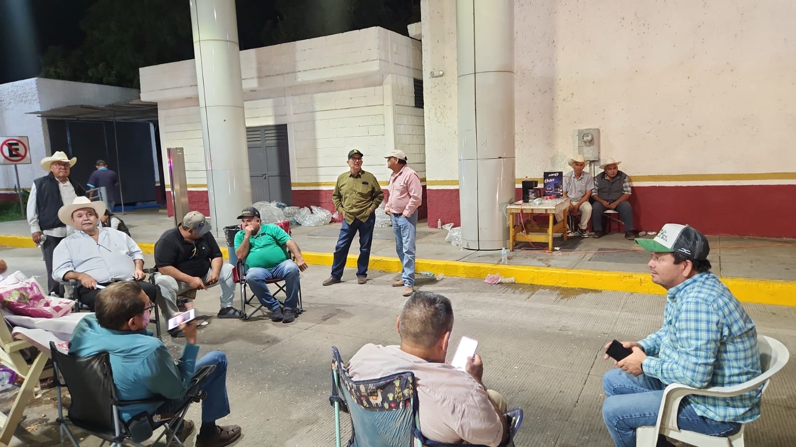 Productores liberan bloqueo en Cuatro Caminos, Guasave, por una hora