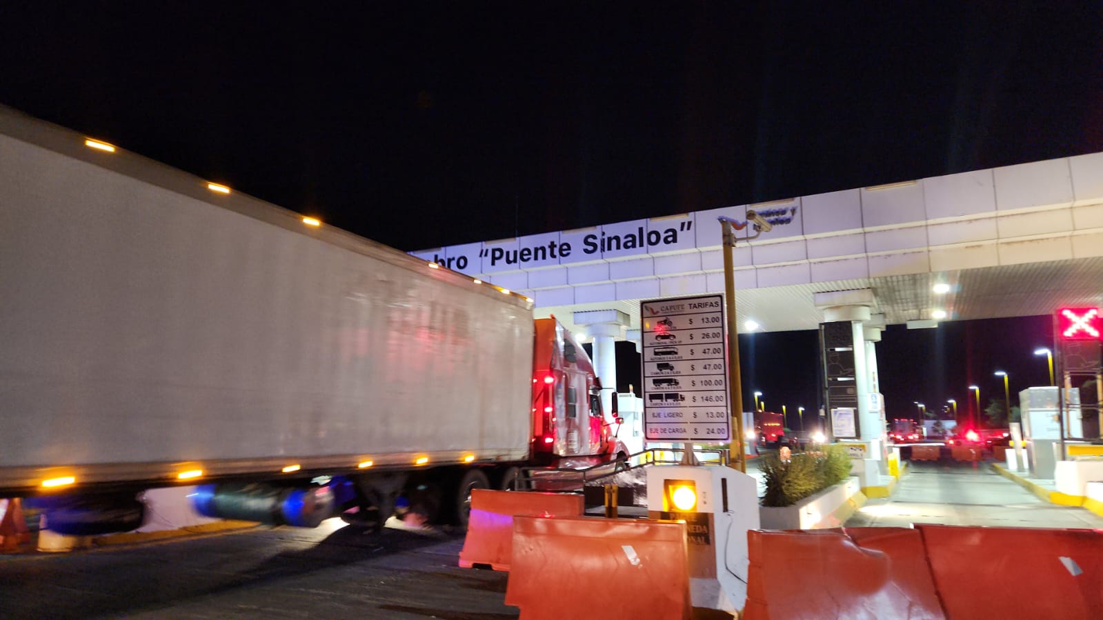 Productores liberan bloqueo en Cuatro Caminos, Guasave, por una hora
