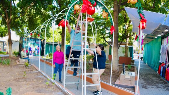 Jornada “Cerca del Pueblo”, avanza con limpieza y colocación de adornos navideños en diversos puntos de Guamúchil, Sinaloa