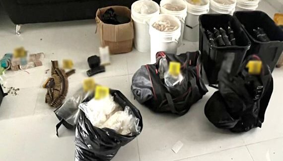 Un vehículo blindado, 45 artefactos explosivos y casi 5 mil cartuchos fueron asegurados tras cateo en Los Alamitos, Culiacán