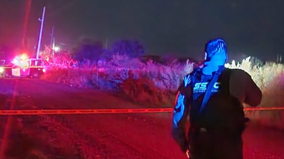 Asesinado y con el rostro encintado localizan a hombre en una brecha al norte de Culiacán, Sinaloa