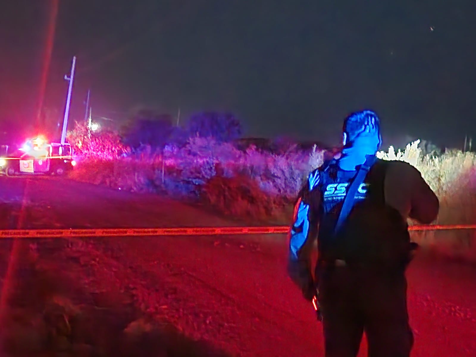 Un elemento de la SSPC resguarda la escena del crimen en Culiacán