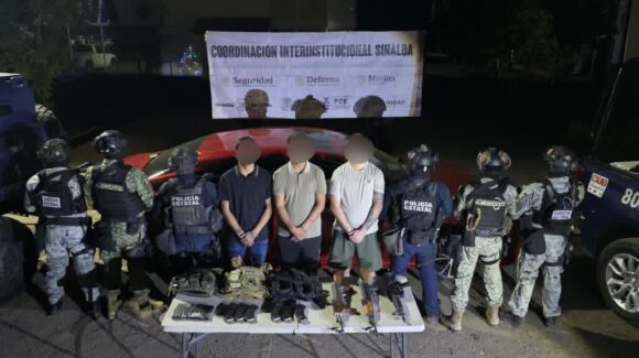 ¡Uno intentó huir! Detienen a 3 hombres con armas largas y equipo táctico en Valle Alto, Culiacán