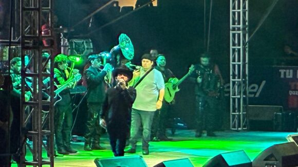 Luis R. Conriquez hace vibrar el Centro de Usos Múltiples de Los Mochis, Sinaloa con un lleno juvenil