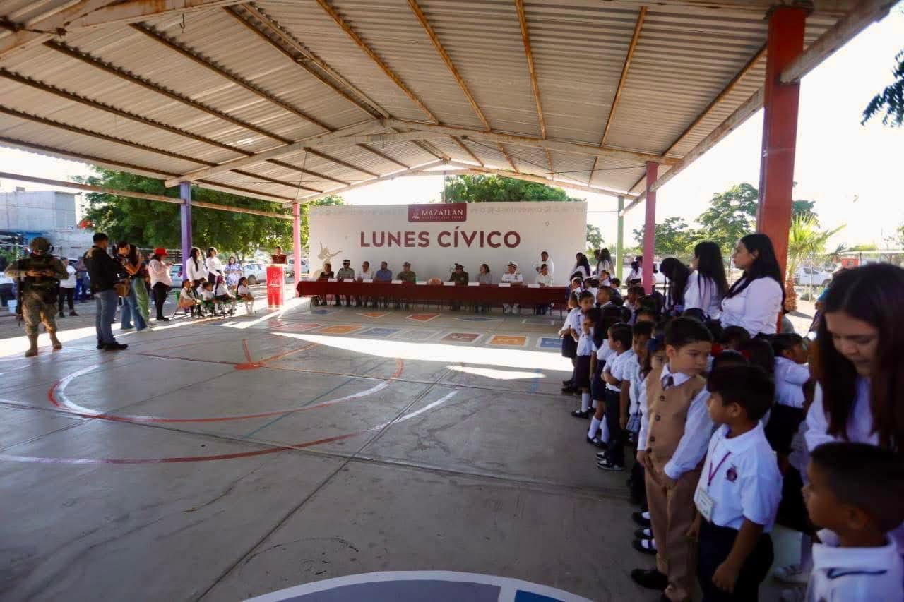 'Lunes Cívico' en el Jardín de Niños María del Refugio Aguilar Vega, en el fraccionamiento Santa Fe de Mazatlán