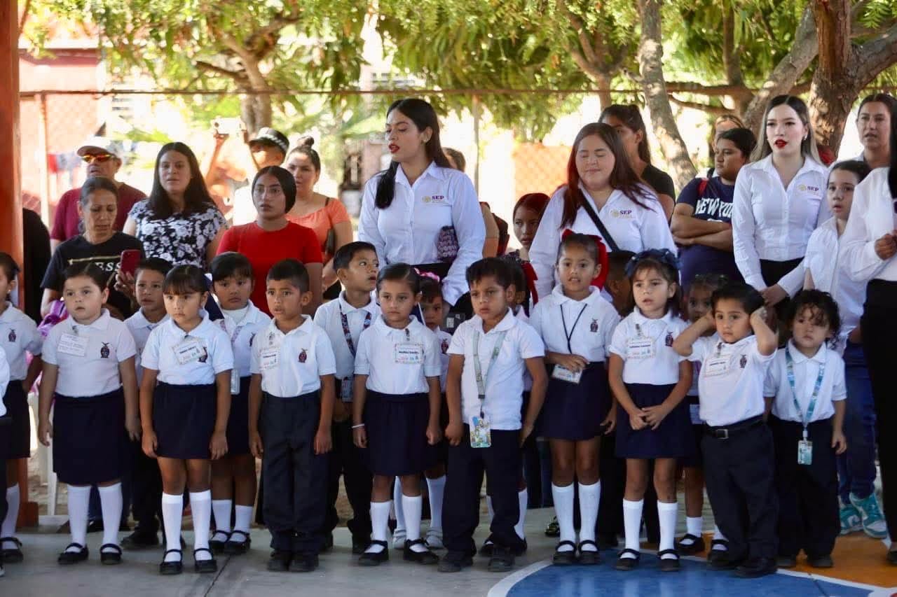 'Lunes Cívico' en el Jardín de Niños María del Refugio Aguilar Vega, en el fraccionamiento Santa Fe de Mazatlán