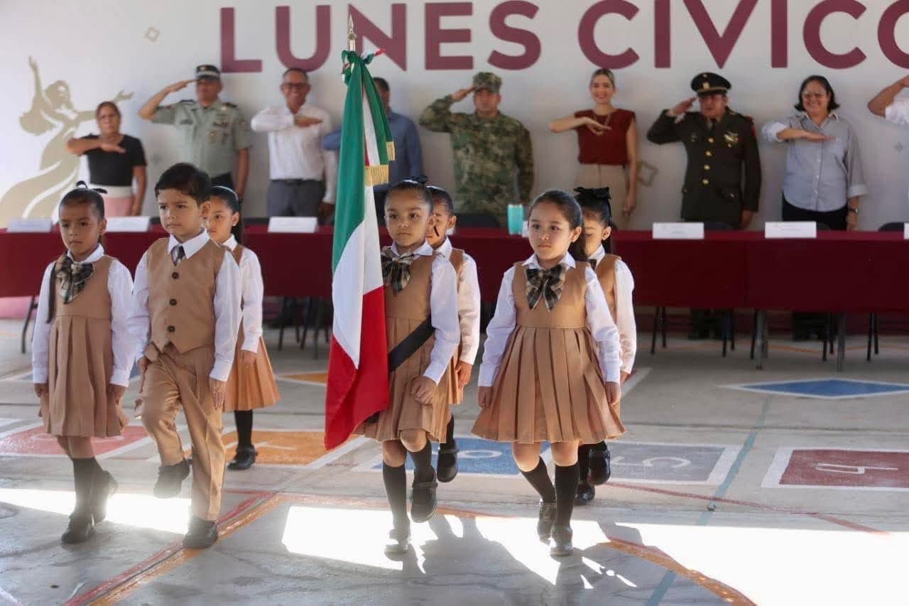 'Lunes Cívico' en el Jardín de Niños María del Refugio Aguilar Vega, en el fraccionamiento Santa Fe de Mazatlán