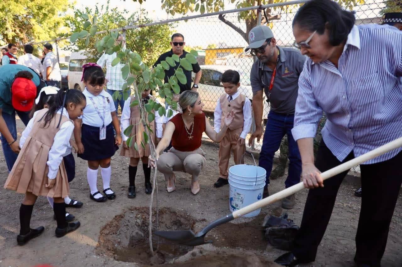 'Lunes Cívico' en el Jardín de Niños María del Refugio Aguilar Vega, en el fraccionamiento Santa Fe de Mazatlán