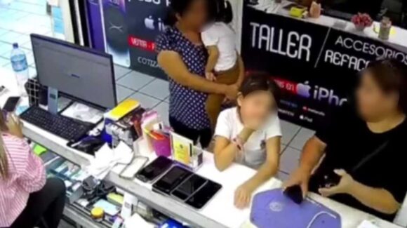 Madre de familia se roba dos celulares delante de su hija en un negocio de Los Mochis, Sinaloa