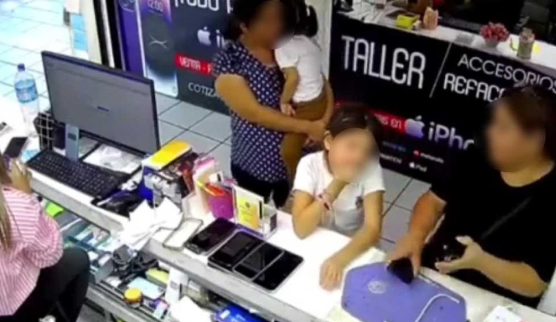 madre de familia en los mochis roba celulares de un negocio