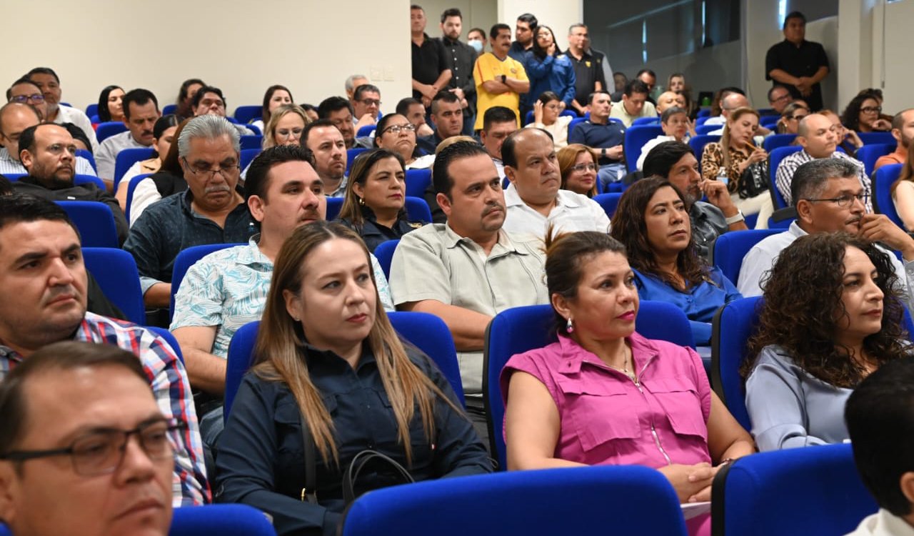 madueña molina en reunión directores asistentes