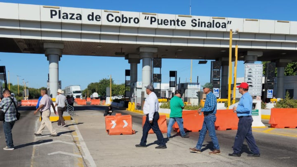 Productores agrícolas bloquean la caseta de Cuatro Caminos, en Guasave
