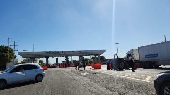 ¡Va de nuevo! Productores agrícolas bloquean este martes la caseta de Cuatro Caminos, Guasave, Sinaloa