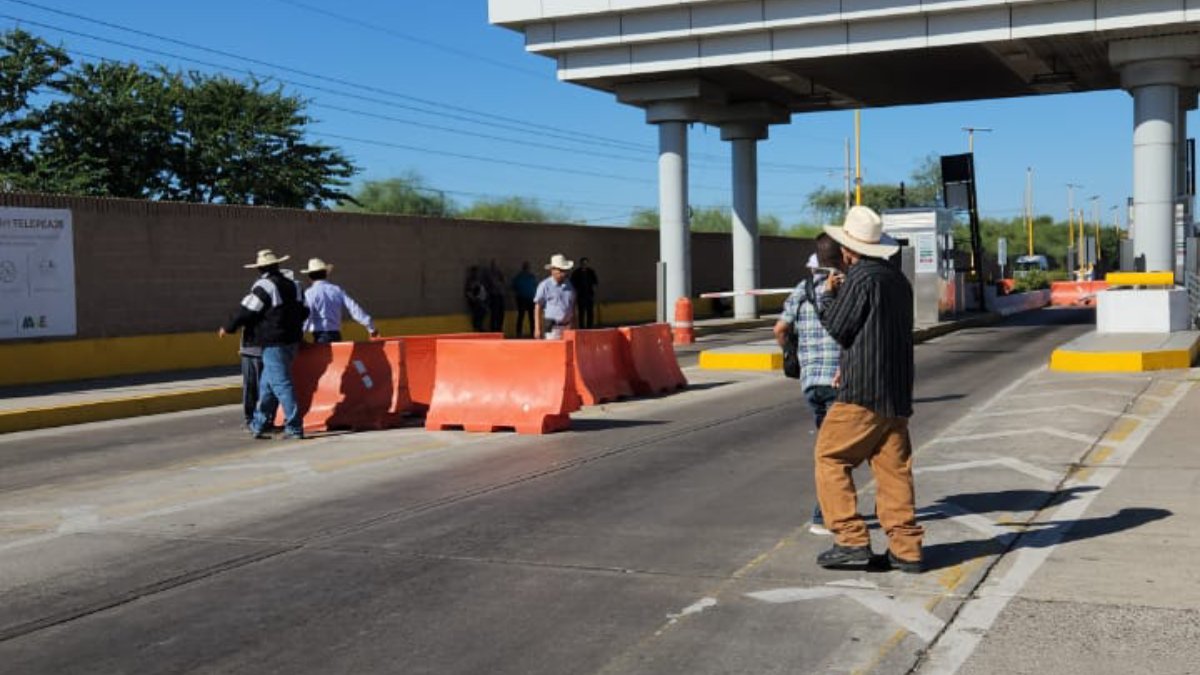 Productores agrícolas bloquean la caseta de Cuatro Caminos, en Guasave