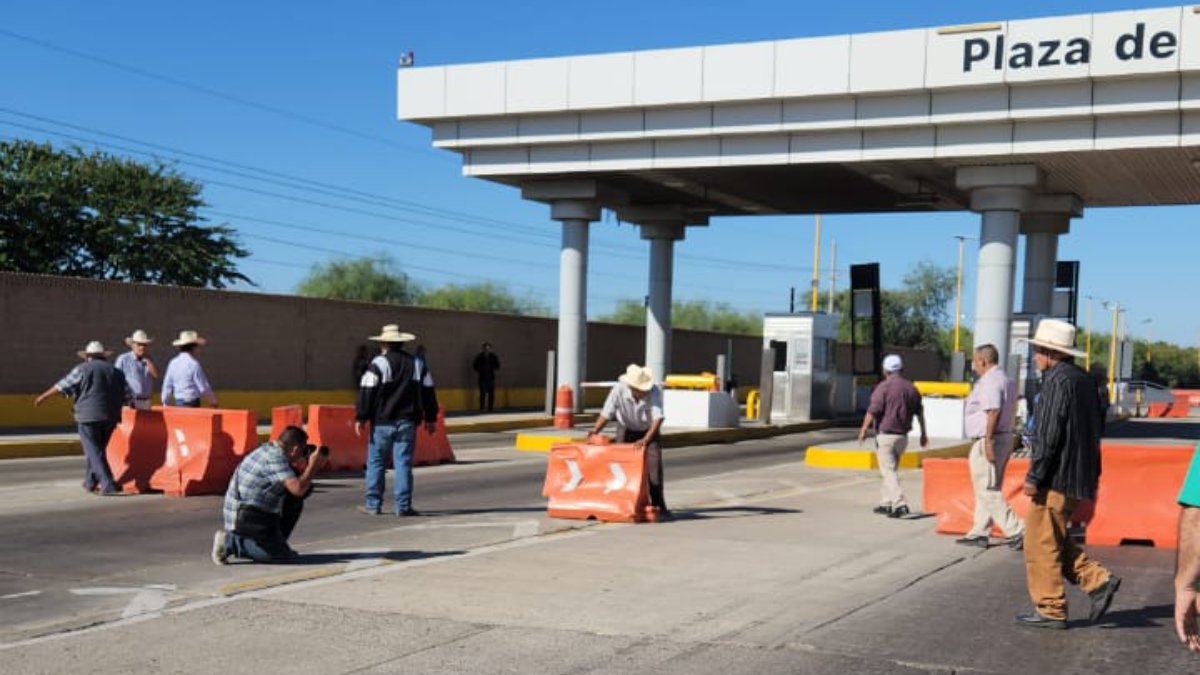 Productores agrícolas bloquean la caseta de Cuatro Caminos, en Guasave