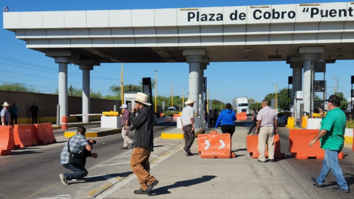 Productores agrícolas bloquean la caseta de Cuatro Caminos, en Guasave