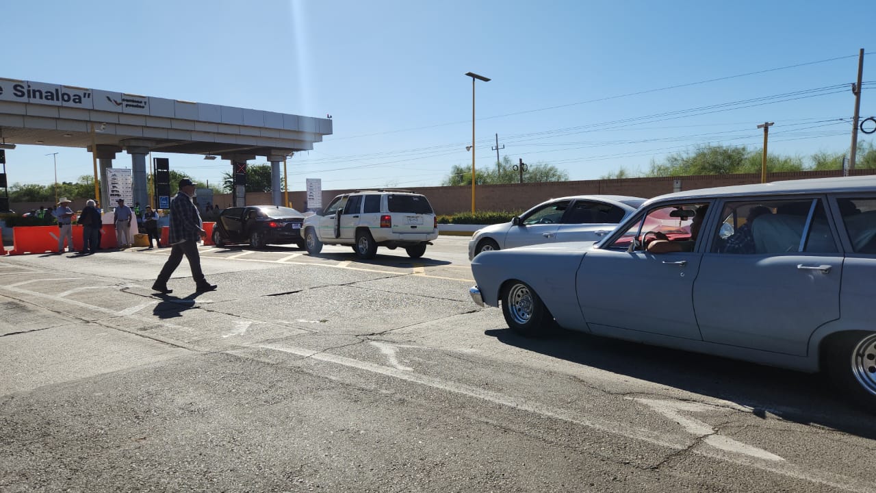 Productores agrícolas bloquean la caseta de Cuatro Caminos, en Guasave