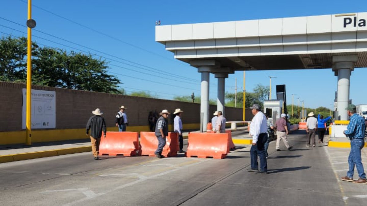 Productores agrícolas bloquean la caseta de Cuatro Caminos, en Guasave