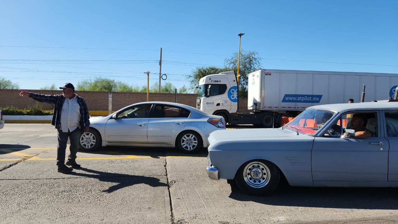 Productores agrícolas bloquean la caseta de Cuatro Caminos, en Guasave