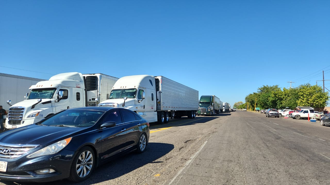 Productores agrícolas bloquean la caseta de Cuatro Caminos, en Guasave