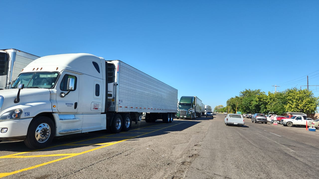 Productores agrícolas bloquean la caseta de Cuatro Caminos, en Guasave