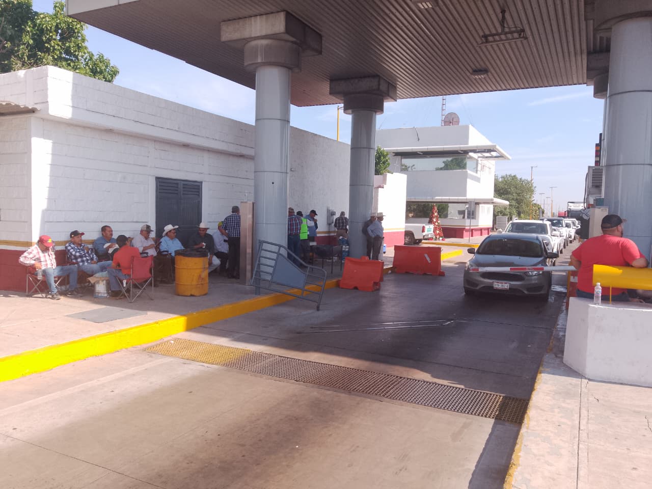 Manifestación de agricultores en la caseta de cobro de Cuatro Caminos en Guasave