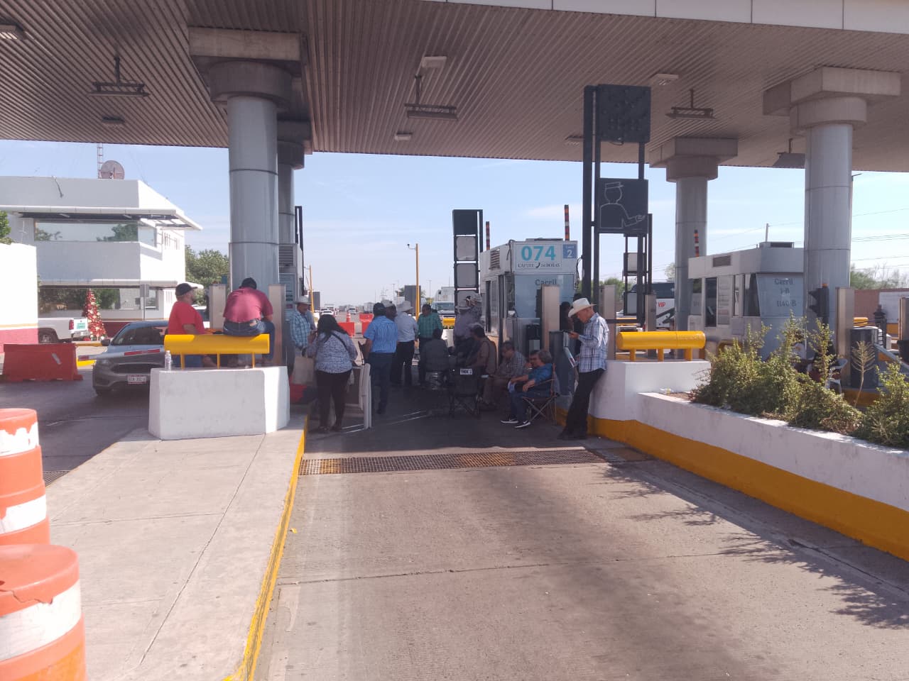 Manifestación de agricultores en la caseta de cobro de Cuatro Caminos en Guasave