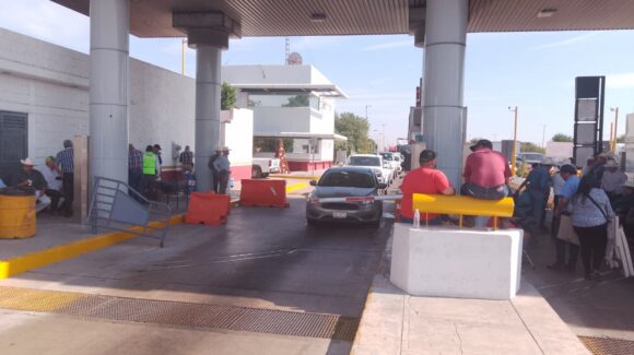 ¡Vuelve el cobro a las casetas y la operación normal! Productores se mantendrán en manifestación mientras se firma la minuta de compromisos