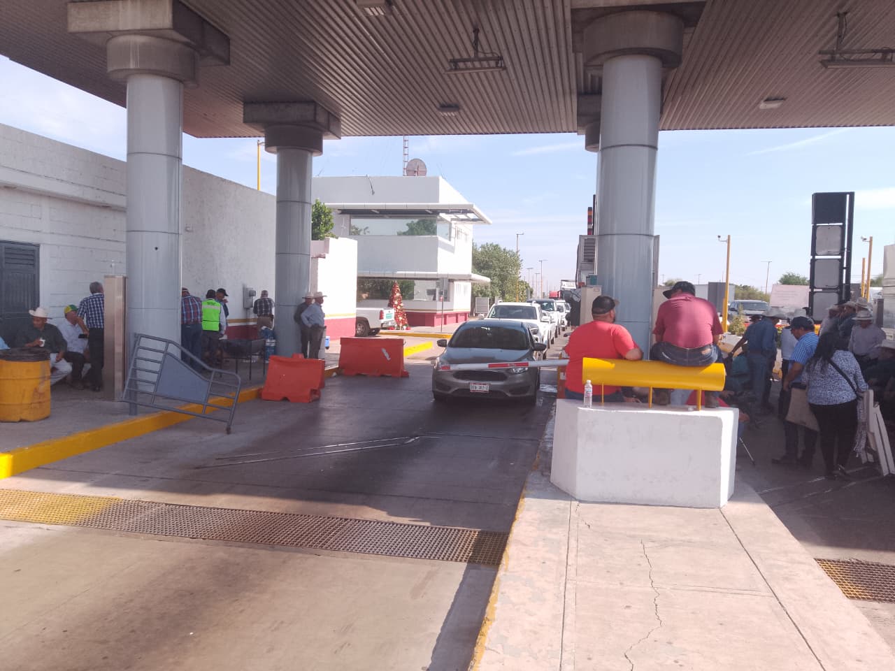 Manifestación de agricultores en la caseta de cobro de Cuatro Caminos en Guasave