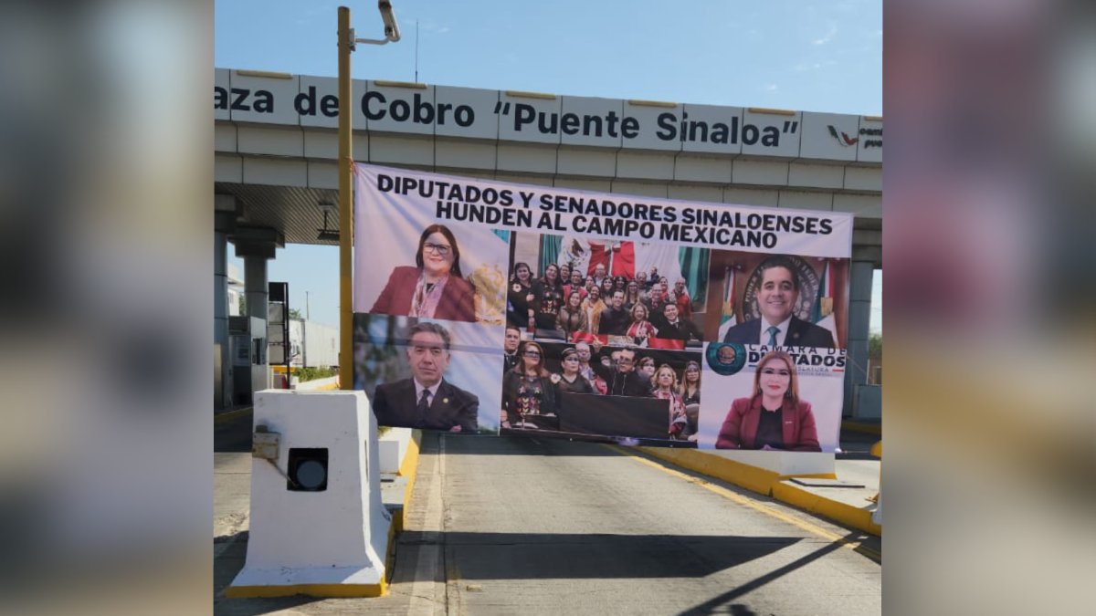 Manifestación de agricultores en la caseta de Cuatro Caminos, en Guasave