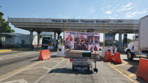Productores mantienen libre paso de Cuatro Caminos, Guasave, Sinaloa y exhiben a legisladores por “traicionar al campo”