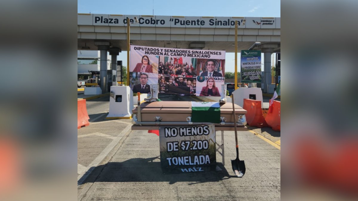 Manifestación de agricultores en la caseta de Cuatro Caminos, en Guasave