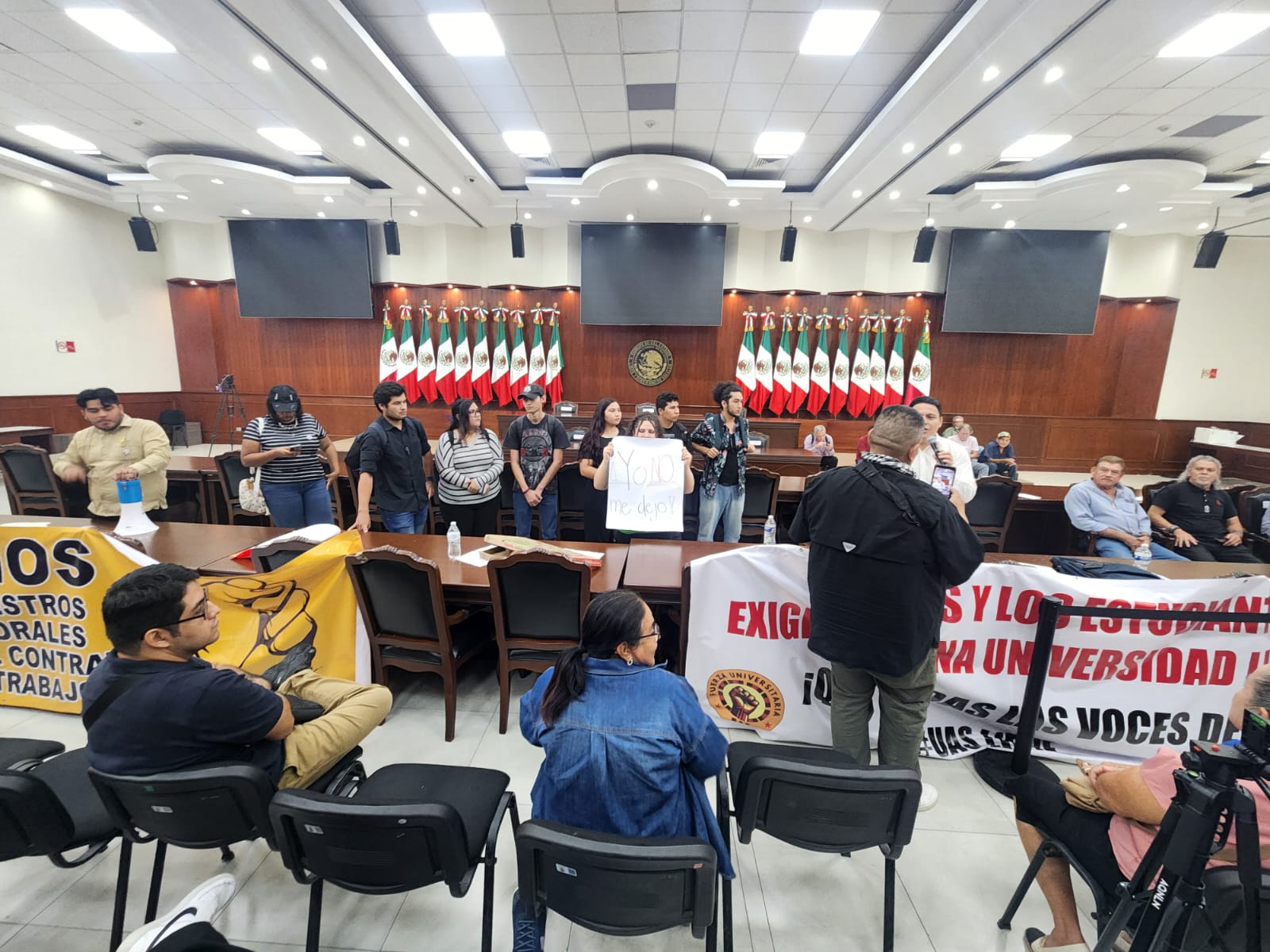 Manifestación de trabajadores, jubilados y estudiantes de la UAS en el Congreso de Sinaloa