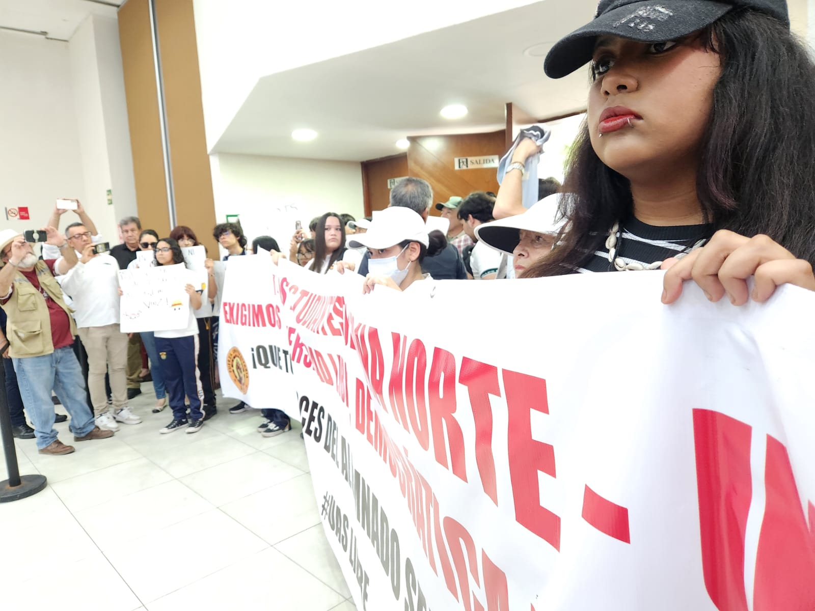 Manifestación de trabajadores, jubilados y estudiantes de la UAS en el Congreso de Sinaloa