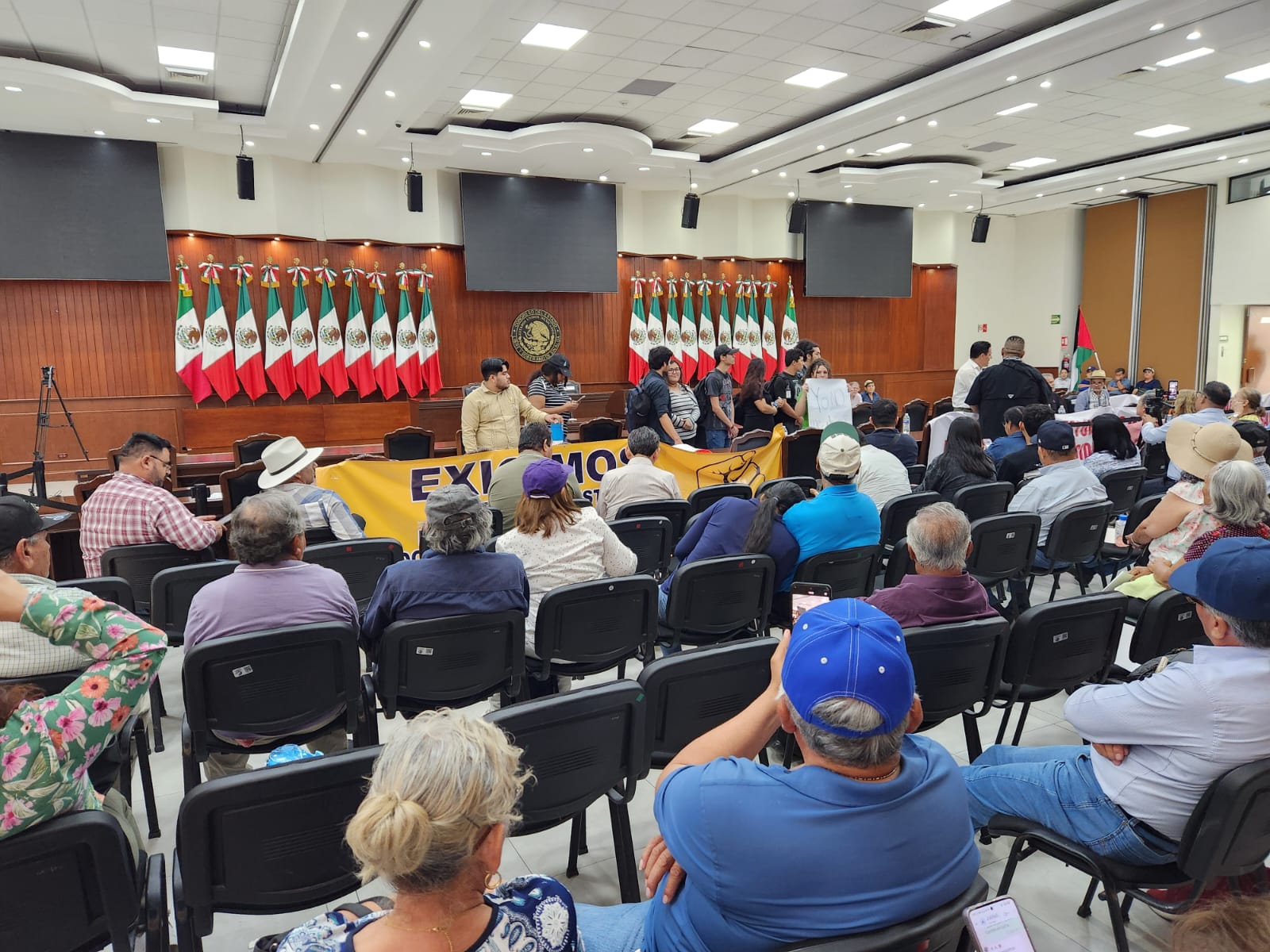 Manifestación de trabajadores, jubilados y estudiantes de la UAS en el Congreso de Sinaloa