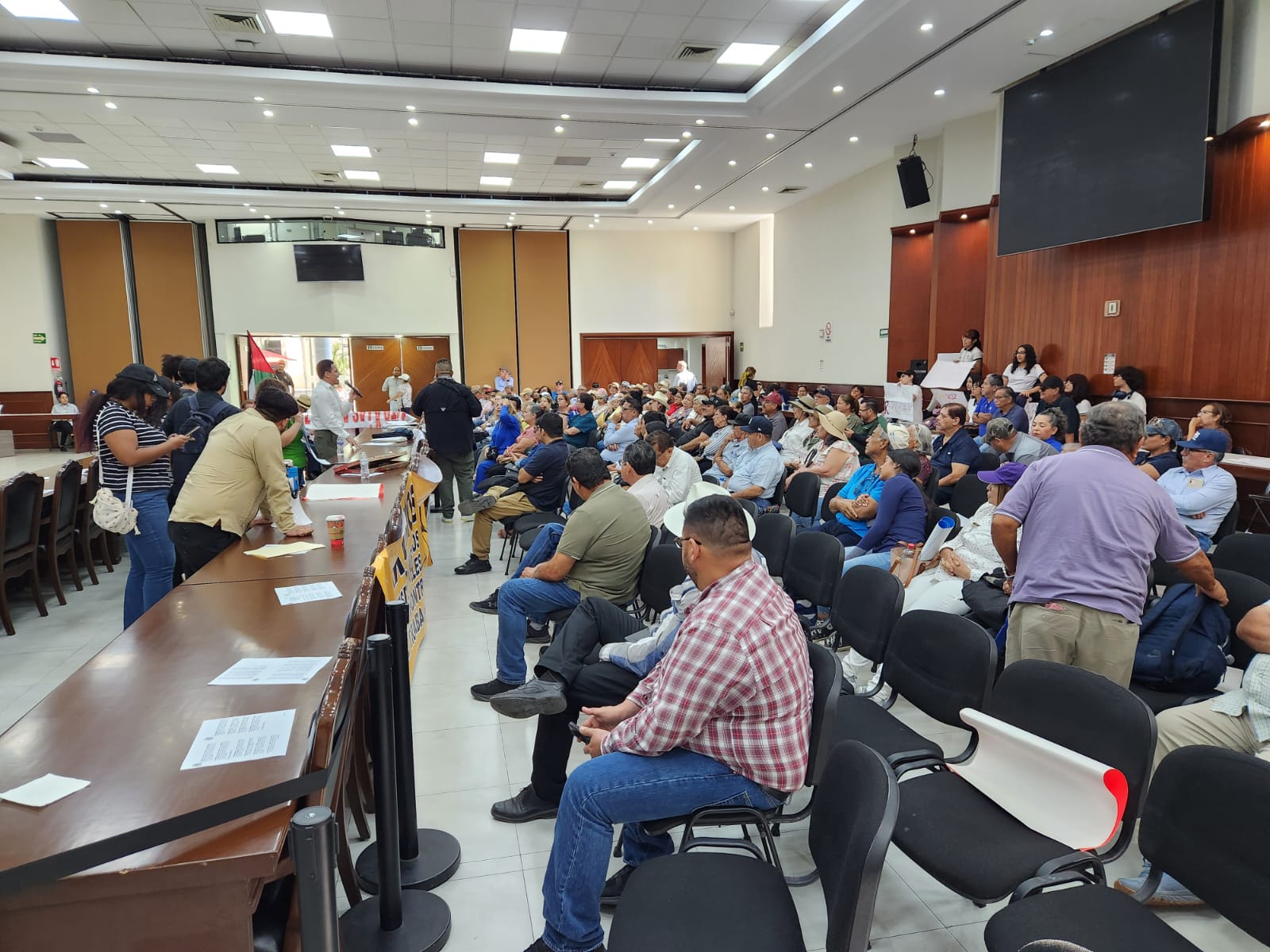 Manifestación de trabajadores, jubilados y estudiantes de la UAS en el Congreso de Sinaloa