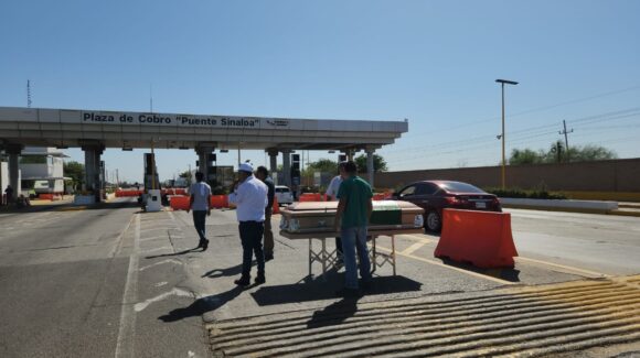¡Aquí yace el campo mexicano! Con ataúd incluido, productores de Guasave, Sinaloa, liberan caseta de Cuatro Caminos