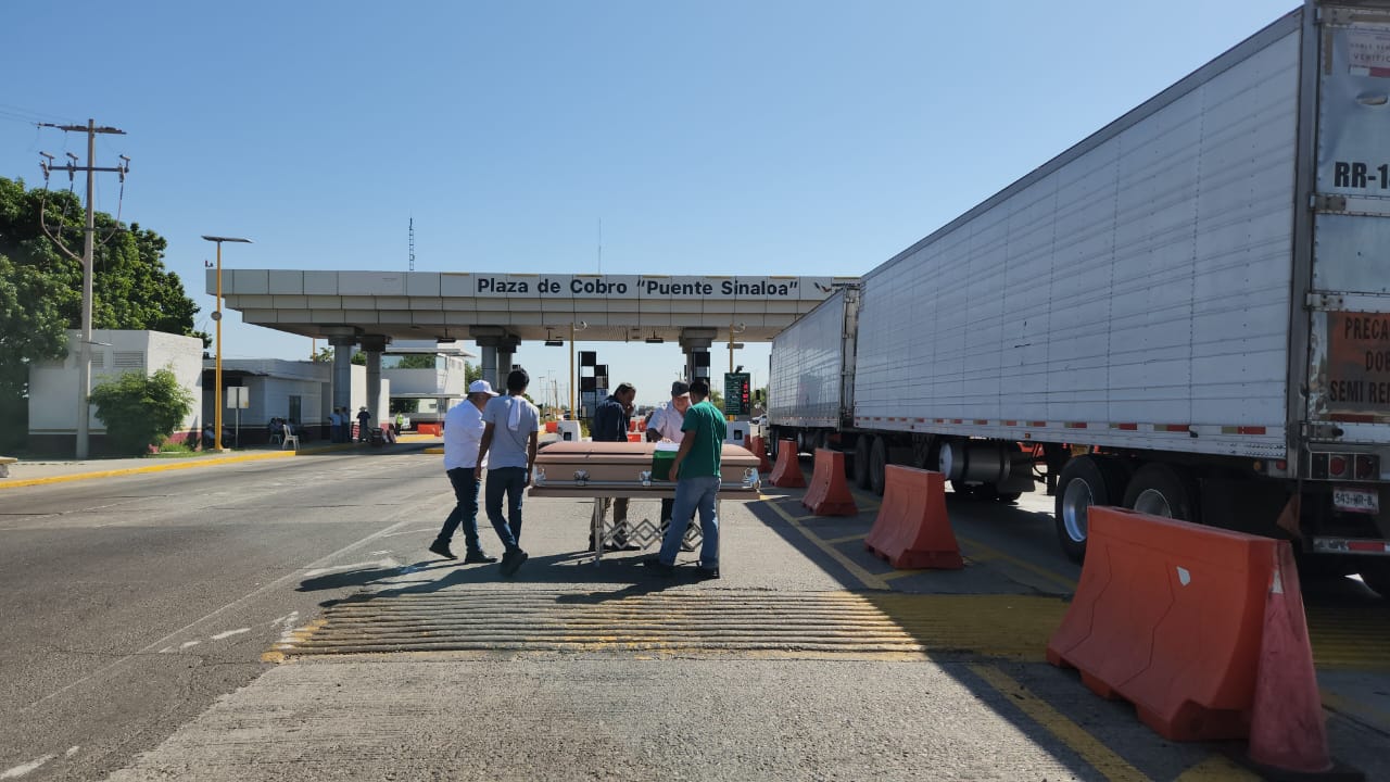 productores agrícolas se manifiestan en la caseta de Cuatro Caminos con un ataúd
