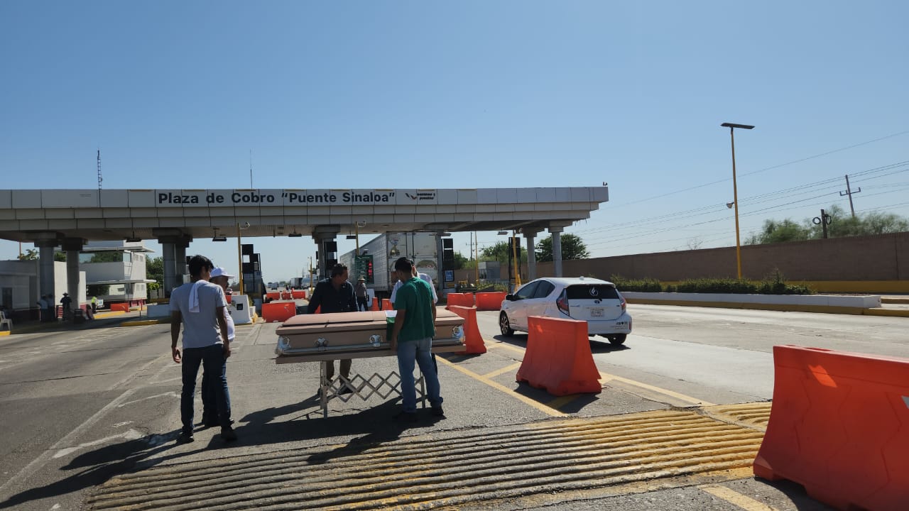 productores agrícolas se manifiestan en la caseta de Cuatro Caminos con un ataúd