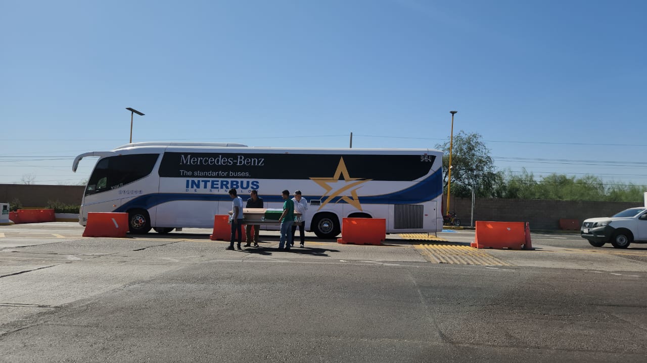 productores agrícolas se manifiestan en la caseta de Cuatro Caminos con un ataúd