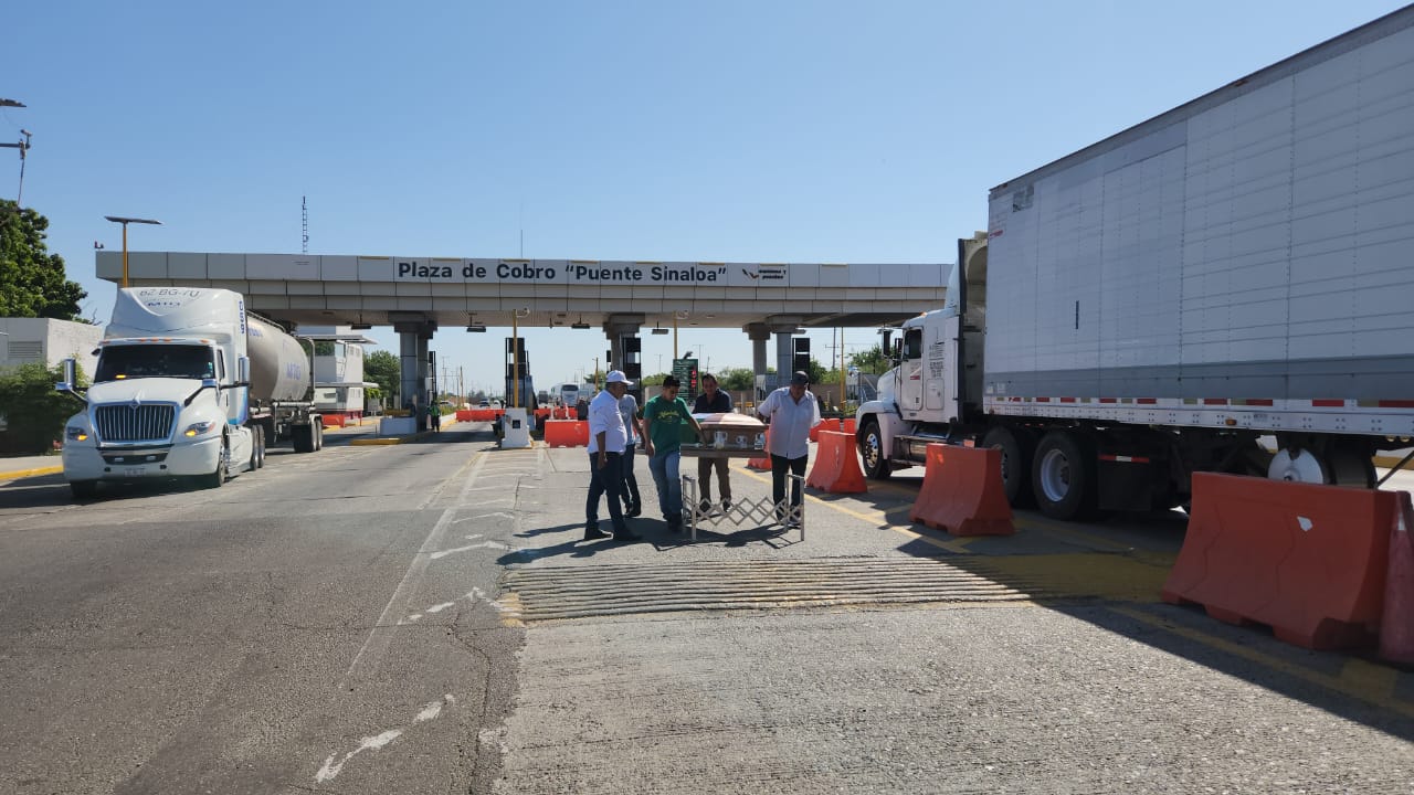 productores agrícolas se manifiestan en la caseta de Cuatro Caminos con un ataúd
