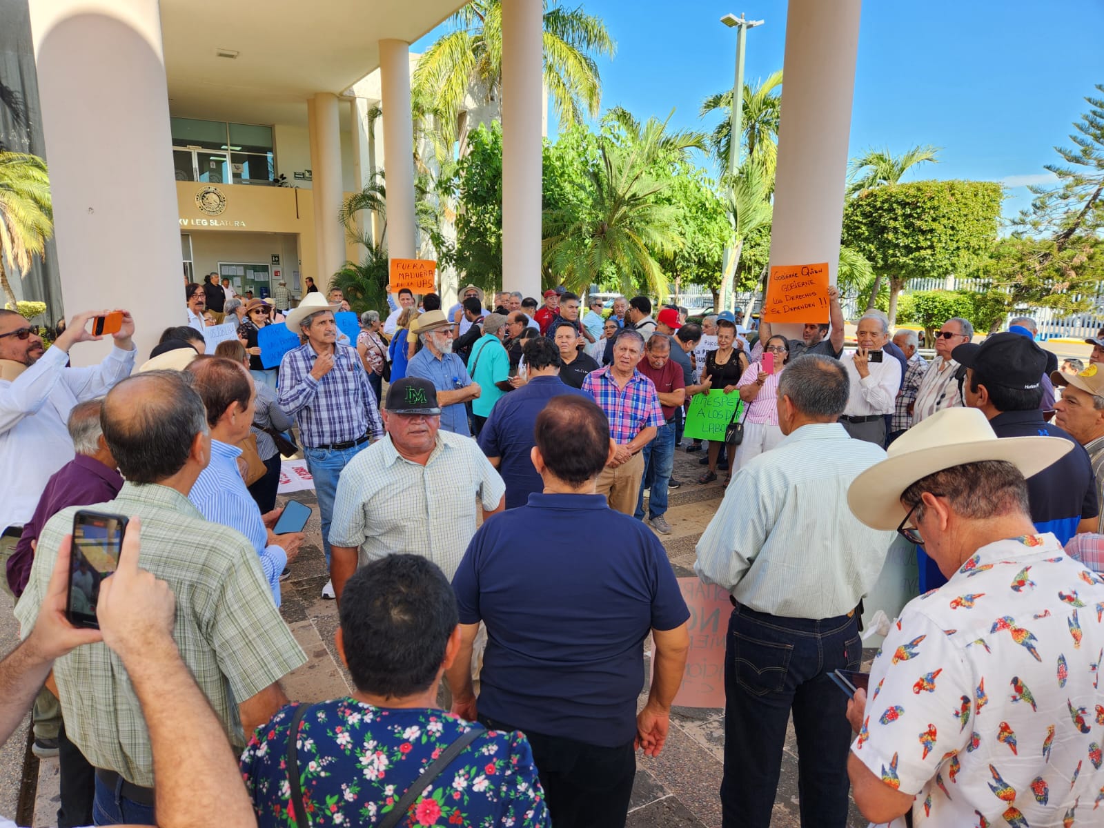 Manifestación en el Congreso de Sinaloa