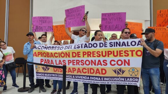 Se manifiestan en el Congreso de Sinaloa jubilados de la UAS, del Hospital Pediátrico y Discapacitados que buscan terreno para viviendas