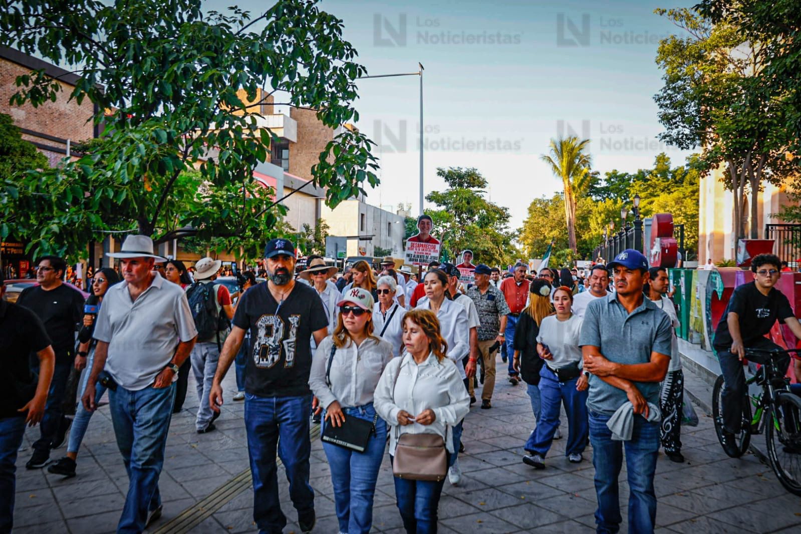Jóvenes y adultos integraron la marcha de la Generación Z, en Culiacán
