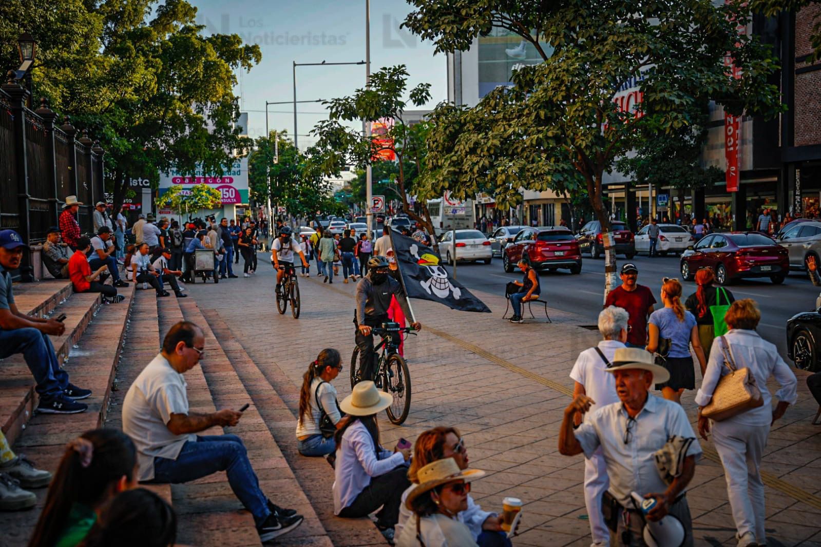 Jóvenes y adultos integraron la marcha de la Generación Z, en Culiacán