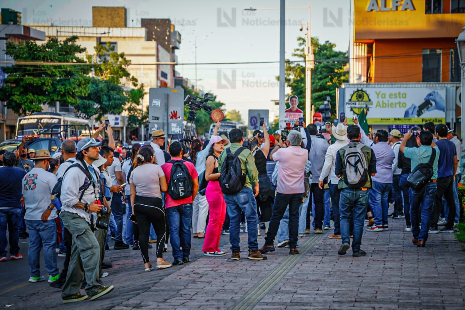 Jóvenes y adultos integraron la marcha de la Generación Z, en Culiacán