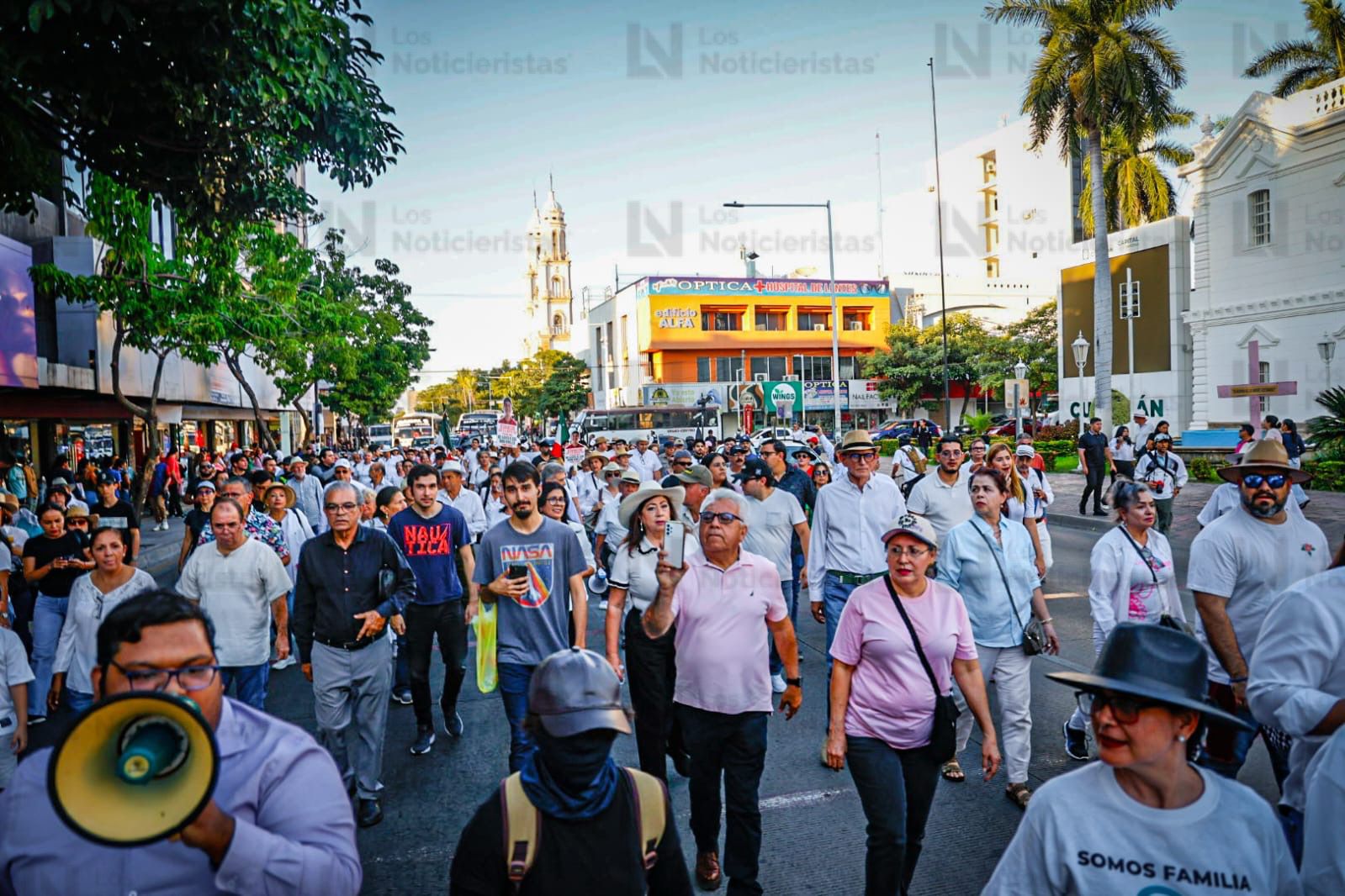 Jóvenes y adultos integraron la marcha de la Generación Z, en Culiacán